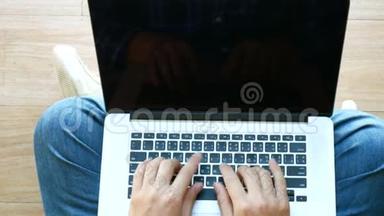 录像。 俯视图人们使用他的<strong>笔记本电脑</strong>，打字，冲浪。 男人在家里用<strong>笔记本电脑</strong>坐在地板上。
